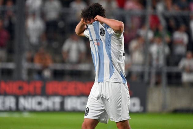 Lance FIEDLER (TSV 1860 Muenchen), Enttaeuschung,Frust,enttaeuscht, frustriert,niedergeschlagen, Aktion,Einzelbild,angeschnittenes Einzelmotiv,Halbfigur,halbe Figur. Fussball Regionalliga Bayern Saison 2026 2027,26 27 3.Spieltag TSV 1860 Muenchen - FC Augsburg II 2-2 am 07.08.2026 in Muenchen GRUENWALDER STADION. *** Lance FIEDLER TSV 1860 Munich, Disappointment, frustration, disappointed, frustrated, dejected, action, single frame, cropped single shot, half-length portrait, half-figure, soccer, Bavarian Regional League, 2026–2027 season,Matchday 26–27, Game 3: TSV 1860 Munich vs. FC Augsburg II, 2–2 on August 7, 2026, at Grünwalder Stadion in Munich