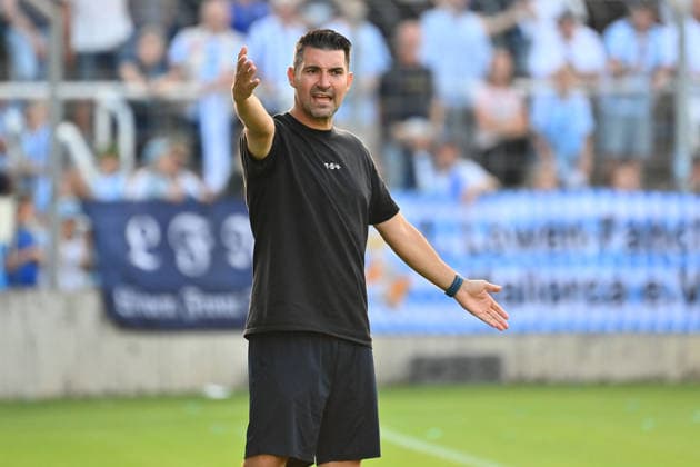 Trainer Alper KAYABUNAR (1860), Gestik,gibt Anweisungen, Einzelbild,angeschnittenes Einzelmotiv,Halbfigur,halbe Figur. Fussball Regionalliga Bayern Saison 2026 2027,26 27 3.Spieltag TSV 1860 Muenchen - FC Augsburg II am 07.08.2026 in Muenchen GRUENWALDER STADION. *** Coach Alper KAYABUNAR of 1860, gesturing, giving instructions, single frame, cropped close-up,half-figure, half-body shot; Bavarian Regional League soccer, 2026–2027 season, Matchday 26–27, TSV 1860 Munich vs. FC Augsburg II on August 7, 2026, at Grünwalder Stadion in Munich