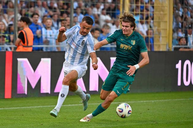 Raphael WACH (TSV 1860 Muenchen), Aktion,Zweikampf gegen David LICHTENSTEIGER (A), Fussball Regionalliga Bayern Saison 2026 2027,26 27 3.Spieltag TSV 1860 Muenchen - FC Augsburg II 2-2 am 07.08.2026 in Muenchen GRUENWALDER STADION. *** Raphael WACH, TSV 1860 Munich, Action, Tackle against David LICHTENSTEIGER A, Bavarian Regional League Soccer, 2026–2027 Season, Matchday 26–27, Game 3: TSV 1860 Munich vs. FC Augsburg II, 2–2 on August 7, 2026, at Grünwalder Stadium in Munich