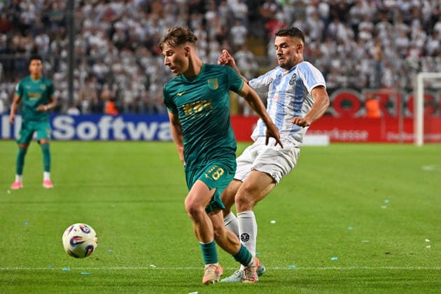 Raphael WACH (TSV 1860 Muenchen), Aktion,Zweikampf gegen Jonas RUF (A). Fussball Regionalliga Bayern Saison 2026 2027,26 27 3.Spieltag TSV 1860 Muenchen - FC Augsburg II 2-2 am 07.08.2026 in Muenchen GRUENWALDER STADION. *** Raphael WACH, TSV 1860 Munich, Action, Tackle against Jonas RUF A, Bavarian Regional Soccer League, 2026–2027 Season,Matchday 26–27, Game 3: TSV 1860 Munich vs. FC Augsburg II (2–2) on August 7, 2026, at Grünwalder Stadion in Munich