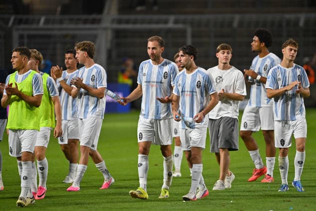 Spieler,Teamfoto,Team,Mannschaft,Mannschaftsfoto 1860 nach Spielende, Enttaeuschung,Frust,enttaeuscht, frustriert,niedergeschlagen, Aktion, Fussball Regionalliga Bayern Saison 2026 2027,26 27 3.Spieltag TSV 1860 Muenchen - FC Augsburg II 2-2 am 07.08.2026 in Muenchen GRUENWALDER STADION. *** Players, team photo, team, squad, 1860 team photo after the game, disappointment, frustration, disappointed, frustrated, dejected, action, Soccer, Bavarian Regional League, 2026–2027 season, Matchday 3, TSV 1860 Munich vs. FC Augsburg II, 2–2 on August 7, 2026, at Grünwalder Stadion in Munich