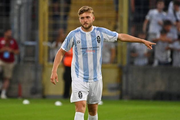 Matthew COLLINS (TSV 1860 Muenchen) , Gestik,gibt Anweisungen, Aktion,Einzelbild,angeschnittenes Einzelmotiv,Halbfigur,halbe Figur. Fussball Regionalliga Bayern Saison 2026 2027,26 27 3.Spieltag TSV 1860 Muenchen - FC Augsburg II 2-2 am 07.08.2026 in Muenchen GRUENWALDER STADION. *** Matthew COLLINS TSV 1860 Munich, Gestures, Giving Instructions, Action, Single Frame, Cropped Single Subject, Half-Figure, Half-Figure Soccer Bavarian Regional League 2026–2027 Season,Matchday 26–27, Game 3: TSV 1860 Munich vs. FC Augsburg II, 2–2 on August 7, 2026, in Munich at GRUENWALDER STADION