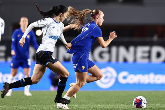 Chelsea Women v Auckland FC Women s Invitational XI Pre-Season Friendly Nelly Las of Chelsea Women gets away from Saskia Vosper of Auckland FC Women s Invitational XI during the Pre-Season Friendly match at Eden Park, Auckland 08 08 2026 UK Newspapers OUT Copyright: xAlexxLeechx FIL-23738-0053