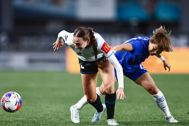 Chelsea Women v Auckland FC Women s Invitational XI Pre-Season Friendly Mackenzie Barry of Auckland FC Women s Invitational XI gets away from Maika Hamano of Chelsea Women during the Pre-Season Friendly match at Eden Park, Auckland 08 08 2026 UK Newspapers OUT Copyright: xAlexxLeechx FIL-23738-0064