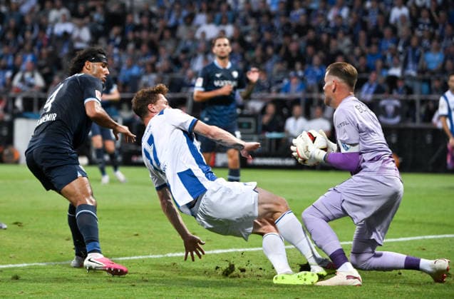 Torwart Timo Horn (VfL Bochum), Sebastian Grönning (Hertha BSC), Yigit Karademir (VfL Bochum), v.re. 07.08.2026, Fussball 2. Bundesliga, Saison 2026 2027, 1. Spieltag, VfL Bochum - Hertha BSC 0:1 DFL regulations prohibit any use of photographs as image sequences and or quasi-video Bochum Vonovia Ruhrstadion Nordrhein Westfalen Deutschland *** Goalkeeper Timo Horn (VfL Bochum), Sebastian Grönning (Hertha BSC), Yigit Karademir (VfL Bochum), August 7, 2026, Soccer 2. Bundesliga, 2026–2027 season, Matchday 1, VfL Bochum vs. Hertha BSC 0–1. DFL regulations prohibit any use of photographs as image sequences and or quasi-video. Bochum, Vonovia Ruhrstadion, North Rhine-Westphalia, Germany Team2