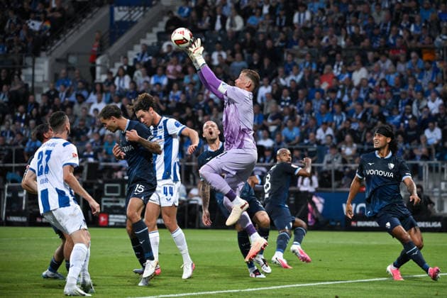 Torwart Timo Horn (VfL Bochum) in Aktion, mitte schaut Philipp Hofmann (VfL Bochum), rechts Yigit Karademir (VfL Bochum) 07.08.2026, Fussball 2. Bundesliga, Saison 2026 2027, 1. Spieltag, VfL Bochum - Hertha BSC 0:1 DFL regulations prohibit any use of photographs as image sequences and or quasi-video Bochum Vonovia Ruhrstadion Nordrhein Westfalen Deutschland *** Goalkeeper Timo Horn of VfL Bochum in action; in the center is Philipp Hofmann of VfL Bochum; on the right is Yigit Karademir of VfL Bochum, August 7, 2026; soccer, 2. Bundesliga, 2026–2027 season, Matchday 1, VfL Bochum vs. Hertha BSC 0–1. DFL regulations prohibit any use of photographs as image sequences and or quasi-video. Bochum, Vonovia Ruhrstadion, North Rhine-Westphalia, Germany Team2
