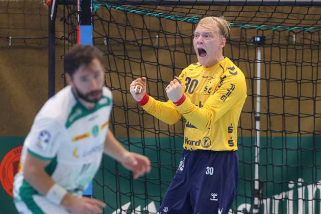 07.08.2026, xtgx, Handball Turnier, SC DHfK Leipzig - SG Flensburg-Handewitt emspor, v.l. Simon Möller (Flensburg, 30) Jubelt ueber gehaltenen Ball, abgewehrt, gehalten, Torhueter Lößnitz *** August 7, 2026, xtgx, Handball Tournament, SC DHfK Leipzig vs. SG Flensburg Handewitt emspor, from left: Simon Möller (Flensburg), 30, celebrating a saved shot; saved, blocked; goalkeeper Lößnitz
