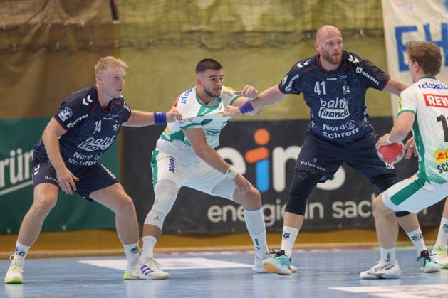 07.08.2026, xtgx, Handball Turnier, SC DHfK Leipzig - SG Flensburg-Handewitt emspor, v.l. Emil Bergholt (Flensburg, 14) Luka Rogan (Leipzig, 33) Arnar Freyr Arnarsson (Flensburg, 41) Zweikampf, Duell, Kampf, tackle Lößnitz *** August 7, 2026, xtgx, handball tournament, SC DHfK Leipzig vs. SG Flensburg Handewitt emspor, from left: Emil Bergholt (Flensburg), 14 Luka Rogan (Leipzig), 33 Arnar Freyr Arnarsson (Flensburg), 41 duel, battle, tackle, Lößnitz