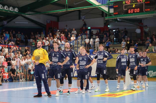 07.08.2026, xtgx, Handball Turnier, SC DHfK Leipzig - SG Flensburg-Handewitt emspor, v.l. Flensburg enttaeuscht, schaut enttaeuscht, niedergeschlagen, disappointed Lößnitz *** August 7, 2026, xtgx, Handball Tournament, SC DHfK Leipzig vs. SG Flensburg Handewitt emspor, from left: Flensburg disappointed, looking disappointed, dejected, disappointed Lößnitz
