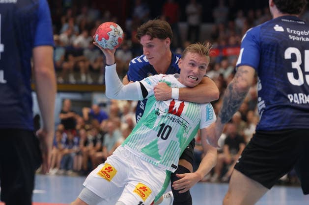 07.08.2026, xtgx, Handball Turnier, EHV Aue - SC Magdeburg emspor, v.l. Gisli Thorgeir Kristjansson (Magdeburg, 10) Zweikampf, Duell, Kampf, tackle Lößnitz *** August 7, 2026, xtgx, Handball Tournament, EHV Aue vs. SC Magdeburg emspor, from left: Gisli, Thorgeir, Kristjansson, Magdeburg, 10: One-on-one, duel, battle, tackle, Lößnitz
