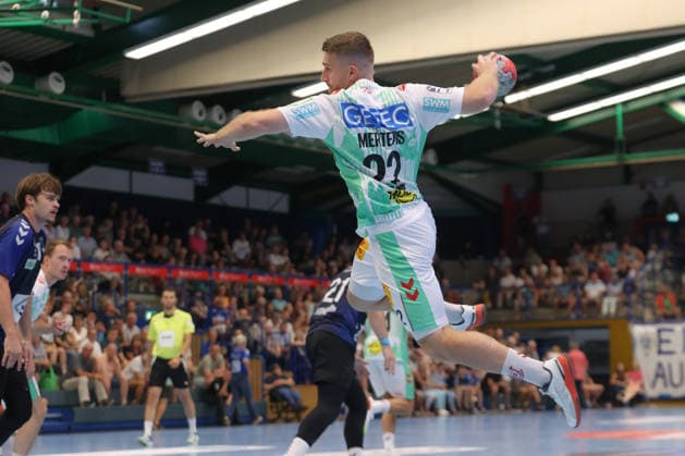 07.08.2026, xtgx, Handball Turnier, EHV Aue - SC Magdeburg emspor, v.l. Lukas Mertens (Magdeburg, 22) wirft Tor, Torschuetze, erzielt Tor, Treffer, scores the goal Lößnitz *** August 7, 2026, xtgx, Handball Tournament, EHV Aue vs. SC Magdeburg emspor, from left: Lukas Mertens (Magdeburg), 22 takes a shot, goal scorer, scores a goal, Lößnitz