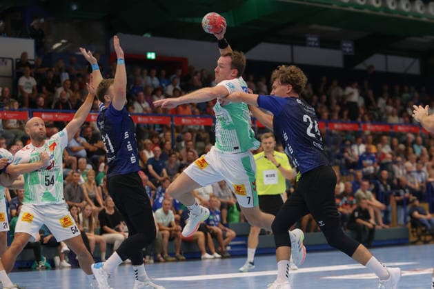 07.08.2026, xtgx, Handball Turnier, EHV Aue - SC Magdeburg emspor, v.l. Felix Claar (Magdeburg, 7) Paul Bones (Aue, 24) Zweikampf, Duell, Kampf, tackle Lößnitz *** August 7, 2026, xtgx, Handball Tournament, EHV Aue vs. SC Magdeburg emspor, from left: Felix Claar (Magdeburg), 7 Paul Bones (Aue), 24: Head-to-head battle, duel, fight, tackle—Lößnitz