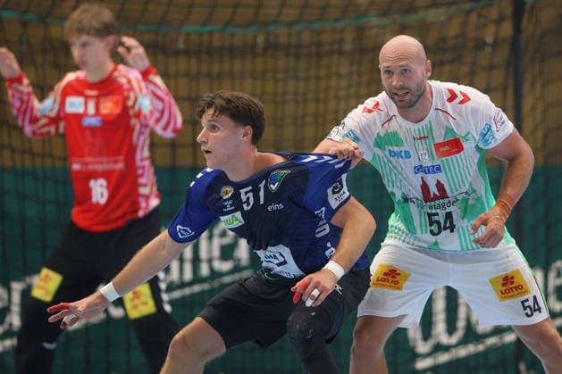 07.08.2026, xtgx, Handball Turnier, EHV Aue - SC Magdeburg emspor, v.l. Torben Lange (Aue, 51) Oscar Bergendahl (Magdeburg, 54) Zweikampf, Duell, Kampf, tackle Lößnitz *** August 7, 2026, xtgx, Handball Tournament, EHV Aue vs. SC Magdeburg emspor, from left: Torben Lange (Aue), 51 Oscar Bergendahl (Magdeburg), 54: Head-to-head battle, duel, struggle, tackle—Lößnitz