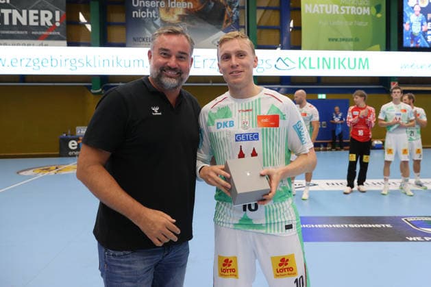 07.08.2026, xtgx, Handball Turnier, EHV Aue - SC Magdeburg emspor, v.l. Stephan Swat (Aue) ehrt Gisli Thorgeir Kristjansson (Magdeburg, 10) als Spieler des Spiels Lößnitz *** August 7, 2026, xtgx, Handball Tournament, EHV Aue vs. SC Magdeburg emspor, from left: Stephan Swat (Aue) honors Gisli Thorgeir Kristjansson (Magdeburg), No. 10 named Player of the Game (Lößnitz)