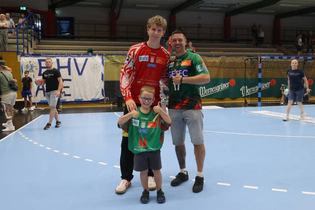 07.08.2026, xtgx, Handball Turnier, EHV Aue - SC Magdeburg emspor, v.l. Anton Stemmer (Magdeburg) macht Fotos mit Fans Lößnitz *** August 7, 2026, xtgx, Handball Tournament, EHV Aue vs. SC Magdeburg emspor, from left: Anton Stemmer (Magdeburg) takes photos with fans from Lößnitz