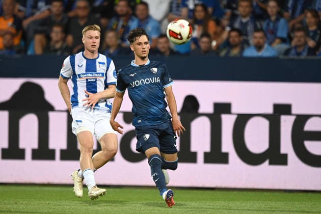 Alessandro CRIMALDI (BO) gegen Julian EITSCHBERGER (B) Aktion, Zweikampf, Fussball 2. Bundesliga, 1. Spieltag, VfL Bochum (BO) - Hertha BSC Berlin (B) 0-1 am 07.08.2026 im Vonovia Ruhrstadion Bochum Deutschland. DFL regulations prohibit any use of photographs as image sequences and or quasi-video Â *** Alessandro CRIMALDI BO vs. Julian EITSCHBERGER B Action, Tackle, Soccer 2. Bundesliga, Matchday 1, VfL Bochum BO vs. Hertha BSC Berlin B 0–1 on August 7, 2026, at the Vonovia Ruhrstadion in Bochum, Germany. DFL regulations prohibit any use of photographs as image sequences and or quasi-video.