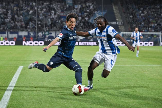 Koji Miyoshi (VfL Bochum), li., gegen Deyovaisio Zeefuik (Hertha BSC) 07.08.2026, Fussball 2. Bundesliga, Saison 2026 2027, 1. Spieltag, VfL Bochum - Hertha BSC 0:1 DFL regulations prohibit any use of photographs as image sequences and or quasi-video Bochum Vonovia Ruhrstadion Nordrhein Westfalen Deutschland *** Koji Miyoshi, VfL Bochum (left), vs. Deyovaisio Zeefuik, Hertha BSC, August 7, 2026, Soccer, 2. Bundesliga, 2026–2027 season, Matchday 1, VfL Bochum vs. Hertha BSC 0–1. DFL regulations prohibit any use of photographs as image sequences and or quasi-video. Bochum, Vonovia Ruhrstadion, North Rhine-Westphalia, Germany Team2
