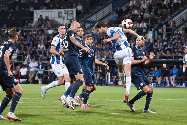Philipp Hofmann (VfL Bochum), li., scheitert mit diesem Kopfball, rechts Linus Gechter (Hertha BSC) 07.08.2026, Fussball 2. Bundesliga, Saison 2026 2027, 1. Spieltag, VfL Bochum - Hertha BSC 0:1 DFL regulations prohibit any use of photographs as image sequences and or quasi-video Bochum Vonovia Ruhrstadion Nordrhein Westfalen Deutschland *** Philipp Hofmann (VfL Bochum), left, misses with this header; on the right, Linus Gechter (Hertha BSC), July 8, 2026, Soccer, 2. Bundesliga, 2026–2027 season, Matchday 1, VfL Bochum vs. Hertha BSC 0–1. DFL regulations prohibit any use of photographs as image sequences and or quasi-video. Bochum, Vonovia Ruhrstadion, North Rhine-Westphalia, Germany Team2