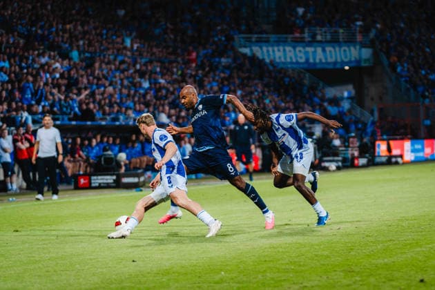Bochum, Deutschland 07. August 2026: 2. BL - 2026 2027 - Sp. 1 - VfL Bochum 1848 gegen Hertha BSC Im Bild: v. li. im Zweikampf Julian Eitschberger (BSC), Jean Manuel Mbom (VfL) und Deyovaisio Zeefuik (BSC) DFL DFB regulations prohibit any use of photographs as image sequences and or quasi-video. Vonovia Ruhrstadion Nordrhein Westfalen *** Bochum, Germany, August 7, 2026, 2. Bundesliga 2026–2027, Matchday 1: VfL Bochum 1848 vs. Hertha BSC. Pictured, from left, in a tackle: Julian Eitschberger (BSC), Jean Manuel Mbom (VfL), and Deyovaisio Zeefuik (BSC). DFL and DFB regulations prohibit any use of photographs as image sequences and or quasi-video. Vonovia Ruhrstadion, North Rhine-Westphalia Copyright: xFotostandx xGraebex