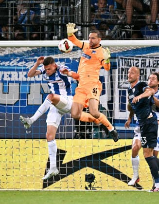 Bochum, Germany, 2. Bundesliga, Matchday 1, Vonovia Ruhrstadion Bochum, VfL Bochum vs Hertha BSC Berlin 0:1; Niklas Kolbe (HBB), Marius Gersbeck (HBB). Action *** Bochum, Germany, 2. Bundesliga, Matchday 1, Vonovia Ruhrstadion Bochum, VfL Bochum vs. Hertha BSC Berlin 0–1 Niklas Kolbe (HBB), Marius Gersbeck (HBB) Action