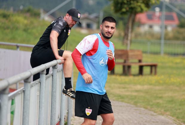 07.08.26 VfB Stuttgart Trainingslager Grassau Chiemsee 2026 Deutschland, Grassau, 07.08.2026, Fussball, Bundesliga, Saison 2026 2027, VfB Stuttgart, Trainingslager Grassau Chiemsee 2026: v.l. Sebastian Hoeneß (Trainer), Deniz Undav. *** August 7, 2026 VfB Stuttgart Training Camp in Grassau, Chiemsee, Germany, Grassau, August 7, 2026, Soccer, Bundesliga, 2026–2027 Season, VfB Stuttgart, Grassau Chiemsee Training Camp 2026; from left: Sebastian Hoeneß (coach), Deniz Undav