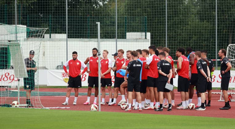 07.08.26 VfB Stuttgart Trainingslager Grassau Chiemsee 2026 Deutschland, Grassau, 07.08.2026, Fussball, Bundesliga, Saison 2026 2027, VfB Stuttgart, Trainingslager Grassau Chiemsee 2026: Sebastian Hoeneß (Trainer). *** August 7, 2026 VfB Stuttgart Training Camp in Grassau, Chiemsee, Germany, Grassau, August 7, 2026, Soccer, Bundesliga, 2026–2027 Season, VfB Stuttgart, Grassau Chiemsee Training Camp 2026, Sebastian Hoeneß, Head Coach