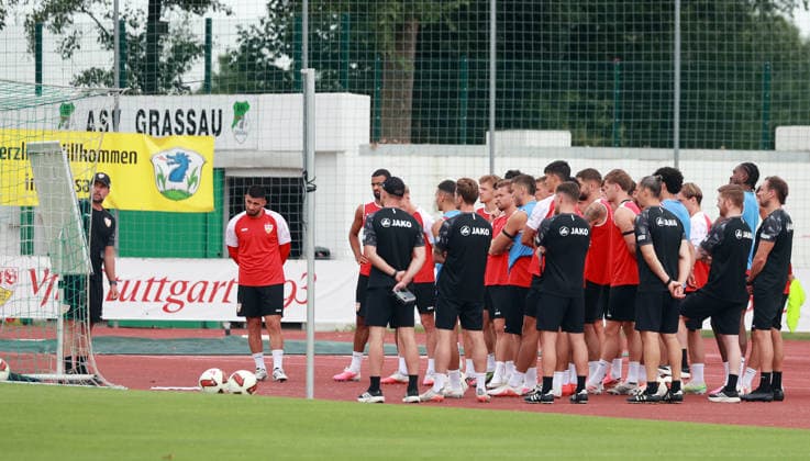 07.08.26 VfB Stuttgart Trainingslager Grassau Chiemsee 2026 Deutschland, Grassau, 07.08.2026, Fussball, Bundesliga, Saison 2026 2027, VfB Stuttgart, Trainingslager Grassau Chiemsee 2026: Sebastian Hoeneß (Trainer). *** August 7, 2026 VfB Stuttgart Training Camp in Grassau, Chiemsee, Germany, Grassau, August 7, 2026, Soccer, Bundesliga, 2026–2027 Season, VfB Stuttgart, Grassau Chiemsee Training Camp 2026, Sebastian Hoeneß, Head Coach