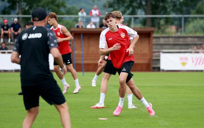 07.08.26 VfB Stuttgart Trainingslager Grassau Chiemsee 2026 Deutschland, Grassau, 07.08.2026, Fussball, Bundesliga, Saison 2026 2027, VfB Stuttgart, Trainingslager Grassau Chiemsee 2026: Leo Sauer. *** August 7, 2026 VfB Stuttgart Training Camp in Grassau, Chiemsee, Germany, Grassau, August 7, 2026, Soccer, Bundesliga, 2026–2027 Season, VfB Stuttgart, Grassau Chiemsee Training Camp 2026, Leo Sauer