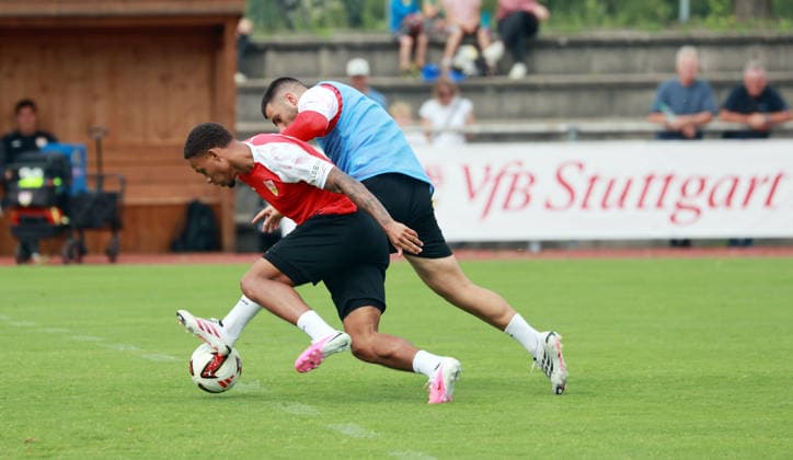 07.08.26 VfB Stuttgart Trainingslager Grassau Chiemsee 2026 Deutschland, Grassau, 07.08.2026, Fussball, Bundesliga, Saison 2026 2027, VfB Stuttgart, Trainingslager Grassau Chiemsee 2026: v.l. Nikolas Nartey, Deniz Undav. *** August 7, 2026 VfB Stuttgart Training Camp in Grassau, Chiemsee, Germany, Grassau, August 7, 2026, Soccer, Bundesliga, 2026–2027 Season, VfB Stuttgart, Training Camp in Grassau, Chiemsee, 2026; from left: Nikolas Nartey, Deniz Undav