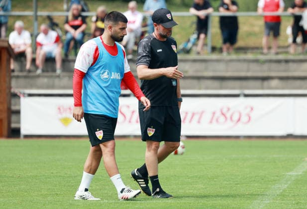 07.08.26 VfB Stuttgart Trainingslager Grassau Chiemsee 2026 Deutschland, Grassau, 07.08.2026, Fussball, Bundesliga, Saison 2026 2027, VfB Stuttgart, Trainingslager Grassau Chiemsee 2026: v.l. Deniz Undav, Sebastian Hoeneß (Trainer). *** August 7, 2026 VfB Stuttgart Training Camp in Grassau, Chiemsee, Germany, Grassau, August 7, 2026, Soccer, Bundesliga, 2026–2027 Season, VfB Stuttgart, Grassau Chiemsee Training Camp 2026; from left: Deniz Undav, Sebastian Hoeneß (coach)