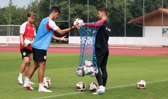 07.08.26 VfB Stuttgart Trainingslager Grassau Chiemsee 2026 Deutschland, Grassau, 07.08.2026, Fussball, Bundesliga, Saison 2026 2027, VfB Stuttgart, Trainingslager Grassau Chiemsee 2026: v.l. Maximilian Mittelstädt, Chema Andres, Fabian Bredlow. *** August 7, 2026 VfB Stuttgart Training Camp in Grassau, Chiemsee, Germany, Grassau, August 7, 2026, Soccer, Bundesliga, 2026–2027 Season, VfB Stuttgart, Grassau Chiemsee Training Camp 2026 (from left): Maximilian Mittelstädt, Chema Andres, Fabian Bredlow