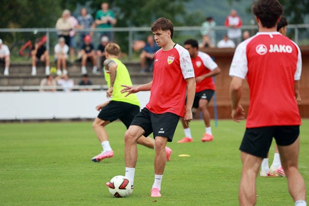 07.08.26 VfB Stuttgart Trainingslager Grassau Chiemsee 2026 Deutschland, Grassau, 07.08.2026, Fussball, Bundesliga, Saison 2026 2027, VfB Stuttgart, Trainingslager Grassau Chiemsee 2026: Leo Sauer. *** August 7, 2026 VfB Stuttgart Training Camp in Grassau, Chiemsee, Germany, Grassau, August 7, 2026, Soccer, Bundesliga, 2026–2027 Season, VfB Stuttgart, Grassau Chiemsee Training Camp 2026, Leo Sauer