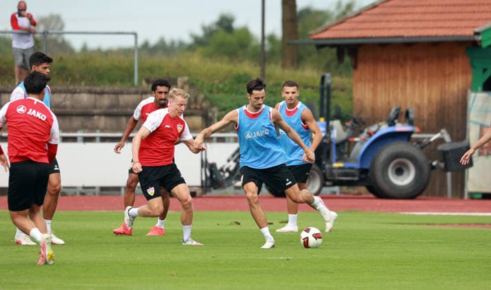 07.08.26 VfB Stuttgart Trainingslager Grassau Chiemsee 2026 Deutschland, Grassau, 07.08.2026, Fussball, Bundesliga, Saison 2026 2027, VfB Stuttgart, Trainingslager Grassau Chiemsee 2026: v.l. Chris Führich, Atakan Karazor. *** August 7, 2026 VfB Stuttgart Training Camp in Grassau, Chiemsee, Germany, Grassau, August 7, 2026, Soccer, Bundesliga, 2026–2027 Season, VfB Stuttgart, Training Camp in Grassau, Chiemsee, 2026; from left: Chris Führich, Atakan Karazor