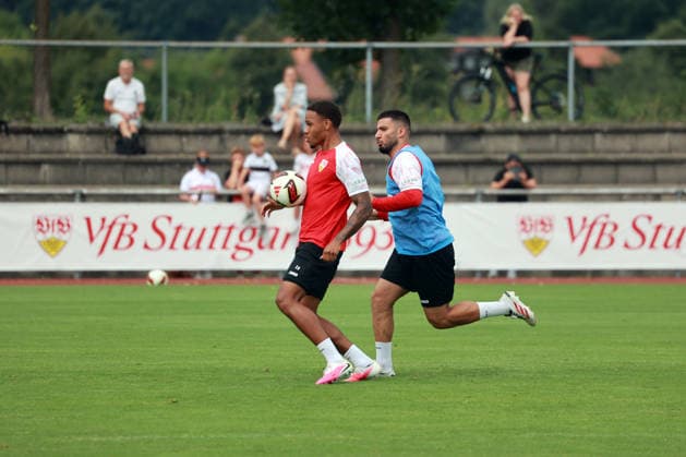 07.08.26 VfB Stuttgart Trainingslager Grassau Chiemsee 2026 Deutschland, Grassau, 07.08.2026, Fussball, Bundesliga, Saison 2026 2027, VfB Stuttgart, Trainingslager Grassau Chiemsee 2026: v.l. Nikolas Nartey, Deniz Undav. *** August 7, 2026 VfB Stuttgart Training Camp in Grassau, Chiemsee, Germany, Grassau, August 7, 2026, Soccer, Bundesliga, 2026–2027 Season, VfB Stuttgart, Training Camp in Grassau, Chiemsee, 2026; from left: Nikolas Nartey, Deniz Undav