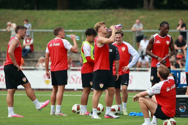 07.08.26 VfB Stuttgart Trainingslager Grassau Chiemsee 2026 Deutschland, Grassau, 07.08.2026, Fussball, Bundesliga, Saison 2026 2027, VfB Stuttgart, Trainingslager Grassau Chiemsee 2026: Spieler beim Trinken. *** August 7, 2026 VfB Stuttgart Training Camp in Grassau, Chiemsee, Germany, Grassau, August 7, 2026, Soccer, Bundesliga, 2026–2027 Season, VfB Stuttgart, Grassau Chiemsee Training Camp 2026: Players Having a Drink