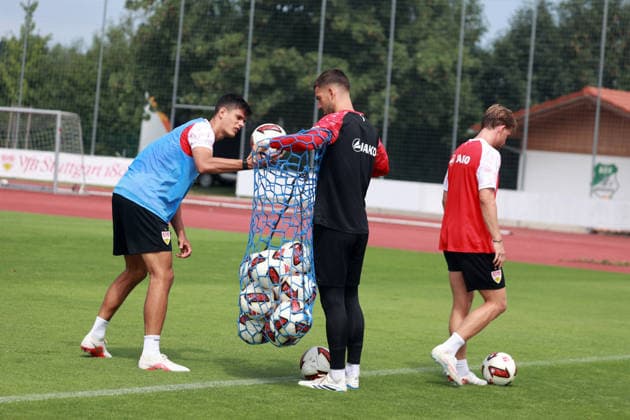 07.08.26 VfB Stuttgart Trainingslager Grassau Chiemsee 2026 Deutschland, Grassau, 07.08.2026, Fussball, Bundesliga, Saison 2026 2027, VfB Stuttgart, Trainingslager Grassau Chiemsee 2026: v.l. Chema Andres, Fabian Bredlow. *** August 7, 2026 VfB Stuttgart Training Camp in Grassau, Chiemsee, Germany, Grassau, August 7, 2026, Soccer, Bundesliga, 2026–2027 Season, VfB Stuttgart, Training Camp in Grassau, Chiemsee, 2026; from left: Chema Andres, Fabian Bredlow