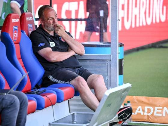 Trainer Frank Schmidt (1. FC Heidenheim 1846) Schaut waehrend des spiels der 2. Bundesliga zwischen 1. FC Heidenheim und VfL Osnabrueck, Voith-Arena am 08. August 2026 in Heidenheim an der Brenz, Deutschland. (Foto von Harry Langer DeFodi Images) +++ Trainer Frank Schmidt (1. FC Heidenheim 1846) Looks on during the 2nd Bundesliga match between 1. FC Heidenheim and VfL Osnabrueck at Voith-Arena on August 8, 2026 in Heidenheim an der Brenz, Germany. (Photo by Harry Langer DeFodi Images) DFB DFL REGULATIONS PROHIBIT ANY USE OF PHOTOGRAPHS AS IMAGE SEQUENCES AND OR QUASI-VIDEO. (Photo by Harry Langer DeFodi Images) DFB DFL REGULATIONS PROHIBIT ANY USE OF PHOTOGRAPHS AS IMAGE SEQUENCES AND OR QUASI-VIDEO. - *** Coach Frank Schmidt of 1 FC Heidenheim 1846 watches during the 2. Bundesliga match between 1 FC Heidenheim and VfL Osnabrück at the Voith Arena on August 8, 2026, in Heidenheim an der Brenz, Germany Photo by Harry Langer DeFodi Images Coach Frank Schmidt of 1 FC Heidenheim 1846 looks on during the 2nd Bundesliga match between 1 FC Heidenheim and VfL Osnabrück at Voith Arena on August 8, 2026, in Heidenheim an der Brenz, Germany. Photo by Harry Langer, DeFodi Images. DFB and DFL regulations prohibit any use of photographs as image sequences and or quasi-video. Photo by Harry Langer, DeFodi Images. DFB and DFL regulations prohibit any use of photographs as imSEQUENCES AND OR QUASI-VIDEO