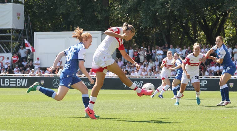 Stuttgart , VfB Stuttgart Saisoneröffnung VfB Stuttgart Frauen vs. TSG 1899 Hoffenheim Frauen , von links: Milena Röder ( Hoff ) Dafina Redzepi ( VfB ) *** Stuttgart, VfB Stuttgart Season Opener: VfB Stuttgart Women vs. TSG 1899 Hoffenheim Women; from left: Milena Röder (Hoff), Dafina Redzepi (VfB)