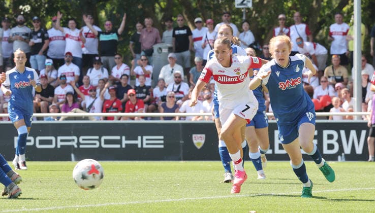 Stuttgart , VfB Stuttgart Saisoneröffnung VfB Stuttgart Frauen vs. TSG 1899 Hoffenheim Frauen , von links: Dafina redzepi ( VfB ) Milena Röder ( Hoff ) *** Stuttgart, VfB Stuttgart Season Opener: VfB Stuttgart Women vs. TSG 1899 Hoffenheim Women; from left: Dafina Redzepi (VfB), Milena Röder (Hoff)