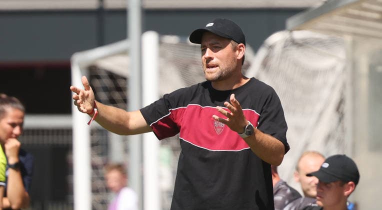 Stuttgart , VfB Stuttgart Saisoneröffnung VfB Stuttgart Frauen vs. TSG 1899 Hoffenheim Frauen , Nico Schneck ( Trainer VfB ) *** Stuttgart, VfB Stuttgart Season Opener: VfB Stuttgart Women vs. TSG 1899 Hoffenheim Women, Nico Schneck, VfB Coach