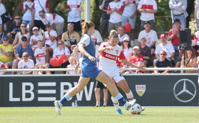 Stuttgart , VfB Stuttgart Saisoneröffnung VfB Stuttgart Frauen vs. TSG 1899 Hoffenheim Frauen , rechts: Jana Beuschlein ( VfB ) *** Stuttgart, VfB Stuttgart Season Opener: VfB Stuttgart Women vs. TSG 1899 Hoffenheim Women; on the right, Jana Beuschlein of VfB