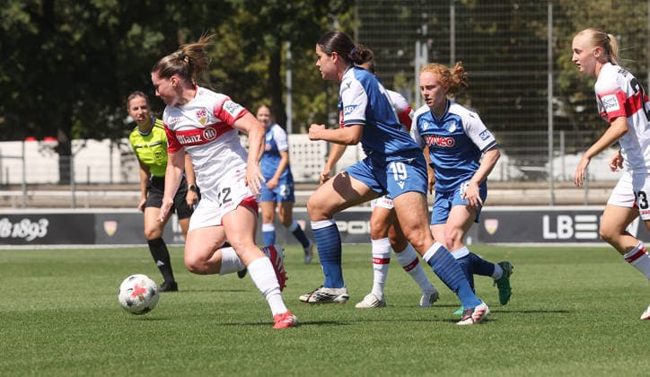Stuttgart , VfB Stuttgart Saisoneröffnung VfB Stuttgart Frauen vs. TSG 1899 Hoffenheim Frauen , von links: Adrian Achcinska ( VfB ) Svenja Fölmli ( Hoff ) *** Stuttgart, VfB Stuttgart Season Opener: VfB Stuttgart Women vs. TSG 1899 Hoffenheim Women; from left: Adrian Achcinska (VfB), Svenja Fölmli (Hoff)