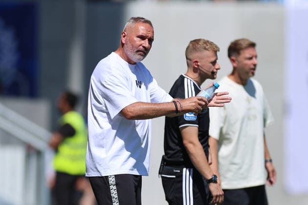 08.08.2026, Fussball 2. Bundesliga, SV Darmstadt 98 - Holstein Kiel, v.l., Trainer Tim Walter (Holstein Kiel) gibt Anweisungen, gestikuliert, mit den Armen gestikulieren, gives instructions, gesticulate DFL DFB REGULATIONS PROHIBIT ANY USE OF PHOTOGRAPHS AS IMAGE SEQUENCES AND OR QUASI-VIDEO. xdcx *** August 8, 2026, Soccer 2. Bundesliga, SV Darmstadt 98 vs. Holstein Kiel, from left, Coach Tim Walter of Holstein Kiel gives instructions, gesticulates with his arms, DFL and DFB regulations prohibit any use of photographs as image sequences and or quasi-video xdcx Copyright: HMBxMedia Claus