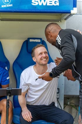 08.08.2026, xdaymx, Fussball 2.Bundesliga, Karlsruher SC - Arminia Bielefeld. Der neue Trainer Maximilian, Senft vor seinem ersten Heimspiel auf der Trainerbank (DFL DFB REGULATIONS PROHIBIT ANY USE OF PHOTOGRAPHS as IMAGE SEQUENCES and or QUASI-VIDEO) Karlsruhe *** August 8, 2026, xdaymx, Soccer 2. Bundesliga, Karlsruher SC vs. Arminia Bielefeld: New coach Maximilian Senft ahead of his first home game on the bench. DFL and DFB regulations prohibit any use of photographs as image sequences and or quasi-video. Karlsruhe