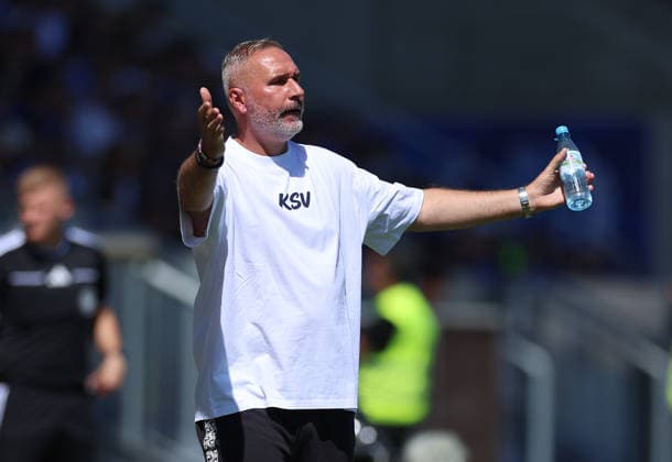 08.08.2026, Fussball 2. Bundesliga, SV Darmstadt 98 - Holstein Kiel, v.l., Trainer Tim Walter (Holstein Kiel) gibt Anweisungen, gestikuliert, mit den Armen gestikulieren, gives instructions, gesticulate DFL DFB REGULATIONS PROHIBIT ANY USE OF PHOTOGRAPHS AS IMAGE SEQUENCES AND OR QUASI-VIDEO. xdcx *** August 8, 2026, Soccer 2. Bundesliga, SV Darmstadt 98 vs. Holstein Kiel, from left, Coach Tim Walter of Holstein Kiel gives instructions, gesticulates with his arms; DFL and DFB regulations prohibit any use of photographs as image sequences and or quasi-video xdcx Copyright: HMBxMedia Claus