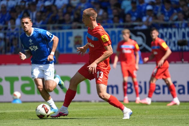Ivan Nekic (Holstein Kiel) gegen Lance Duijvestijn (SV Darmstadt 98) - 08.08.2026 2. Bundesliga, Saison 26 27: SV Darmstadt 98 vs. Holstein Kiel, Stadion am Boellenfalltor, 1. Spieltag, emonline, emspor, *** Ivan Nekic, Holstein Kiel vs. Lance Duijvestijn, SV Darmstadt 98, August 8, 2026, 2. Bundesliga, Season 26–27, SV Darmstadt 98 vs. Holstein Kiel, Stadion am Boellenfalltor, Matchday 1, emonline, emspor,