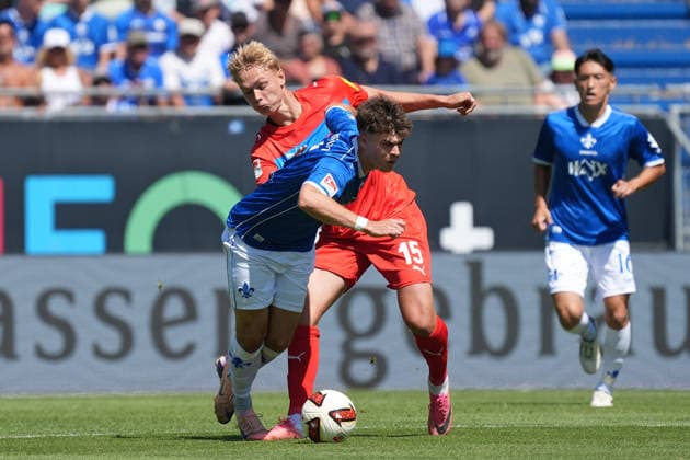 Kasper Davidsen (Holstein Kiel) foult Noah Weißhaupt (SV Darmstadt 98) - 08.08.2026 2. Bundesliga, Saison 26 27: SV Darmstadt 98 vs. Holstein Kiel, Stadion am Boellenfalltor, 1. Spieltag, emonline, emspor, *** Kasper Davidsen (Holstein Kiel) fouls Noah Weißhaupt (SV Darmstadt 98) on August 8, 2026, in the 2. Bundesliga, Season 26–27: SV Darmstadt 98 vs. Holstein Kiel, Stadion am Boellenfalltor, Matchday 1, emonline, emspor,