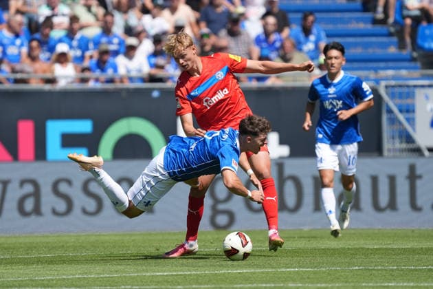 Kasper Davidsen (Holstein Kiel) foult Noah Weißhaupt (SV Darmstadt 98) - 08.08.2026 2. Bundesliga, Saison 26 27: SV Darmstadt 98 vs. Holstein Kiel, Stadion am Boellenfalltor, 1. Spieltag, emonline, emspor, *** Kasper Davidsen (Holstein Kiel) fouls Noah Weißhaupt (SV Darmstadt 98) on August 8, 2026, in the 2. Bundesliga, Season 26–27: SV Darmstadt 98 vs. Holstein Kiel, Stadion am Boellenfalltor, Matchday 1, emonline, emspor,