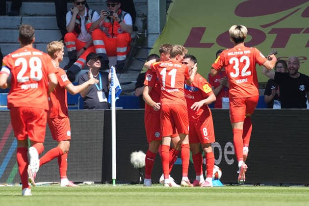 celebrate the goal, Torjubel zum 0:1 Guillermo Balzi (Holstein Kiel) - 08.08.2026 2. Bundesliga, Saison 26 27: SV Darmstadt 98 vs. Holstein Kiel, Stadion am Boellenfalltor, 1. Spieltag, emonline, emspor, *** celebrate the goal, Goal celebration for the 0-1, Guillermo Balzi, Holstein Kiel, August 8, 2026, 2. Bundesliga, 2026-27 season, SV Darmstadt 98 vs. Holstein Kiel, Stadion am Boellenfalltor, Matchday 1, emonline, emspor,