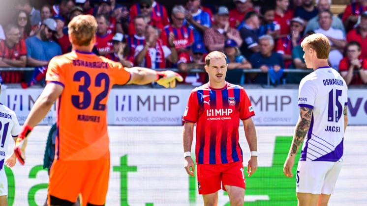 08.08.2026, GER, Fußball, Herren, 2. Bundesliga, 1. FC Heidenheim vs VfL Osnabrück Jonas Krumrey (Osnabrück, 32) zeigt in Richtung Budu Zivzivadze (Heidenheim, 11), Bjarke Jacobsen (Osnabrück, 15) Heidenheim Voith-Arena Baden-Württemberg Deutschland *** August 8, 2026, GER, Soccer, Men s, 2. Bundesliga, 1. FC Heidenheim vs. VfL Osnabrück Jonas Krumrey (Osnabrück, 32) points toward Budu Zivzivadze (Heidenheim, 11) and Bjarke Jacobsen (Osnabrück, 15) at the Heidenheim Voith Arena in Baden-Württemberg, Germany Copyright: xNordphotox xHafnerx